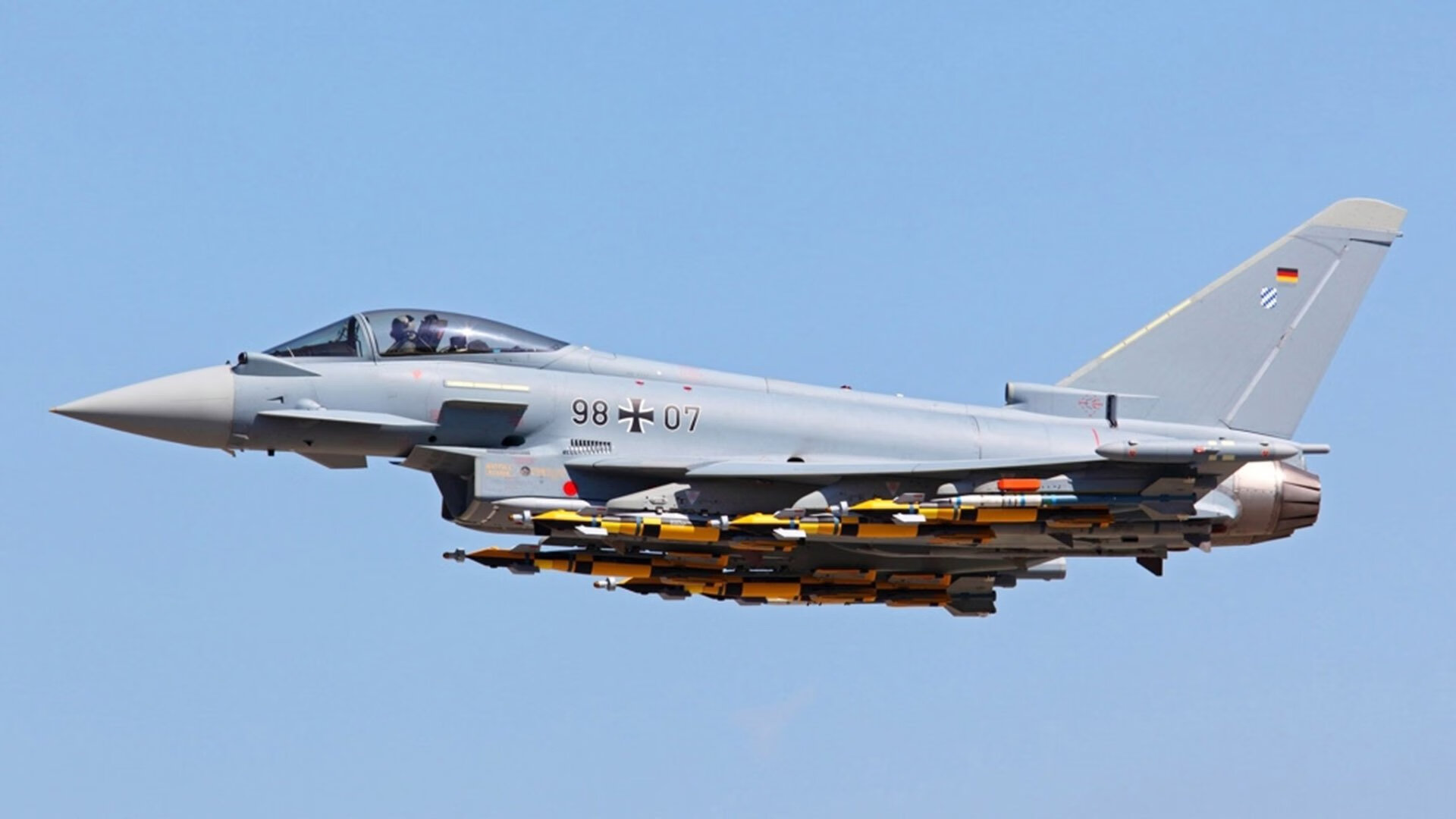 开云体育入口-速度的压制与中场的硬仗,跨越赛道的荣耀与绿茵的意志